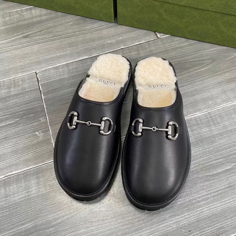 G*u*i slippers